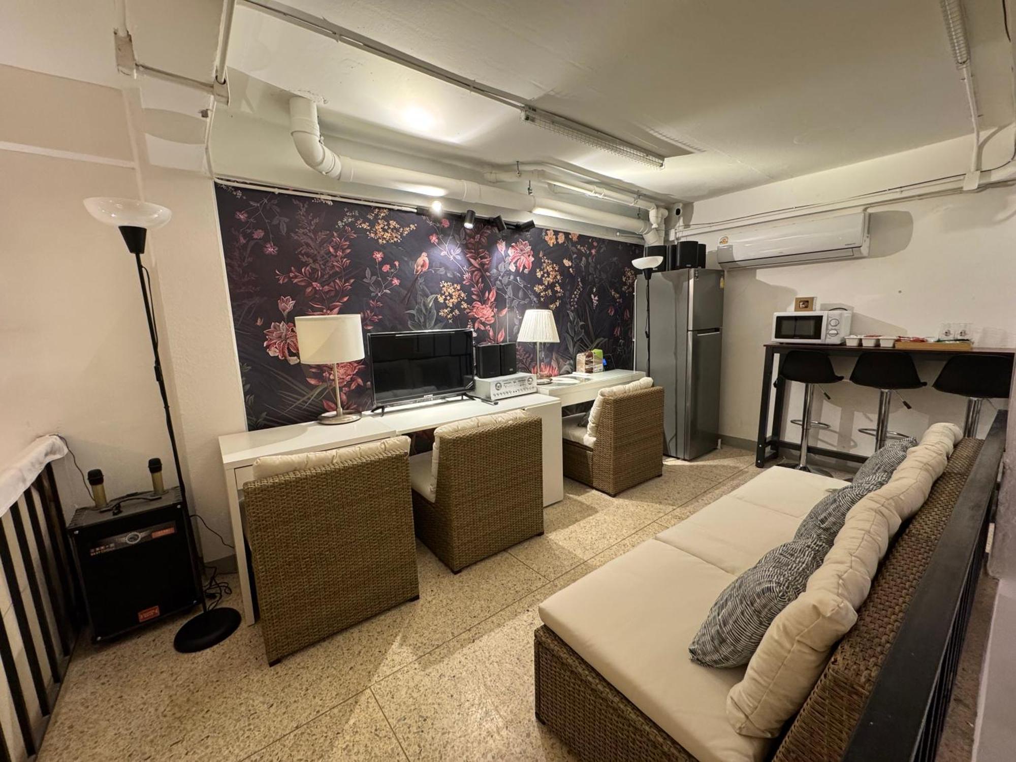 Twenty Two Place Hostel - Sukhumvit 22 Bangkok Bagian luar foto