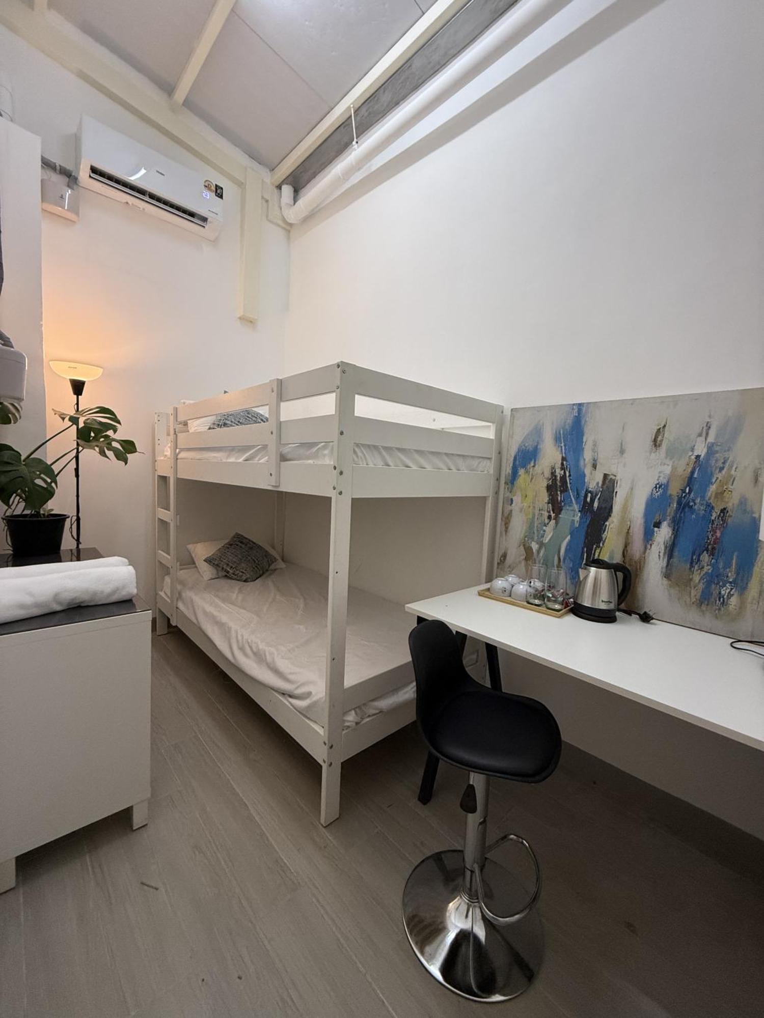 Twenty Two Place Hostel - Sukhumvit 22 Bangkok Bagian luar foto